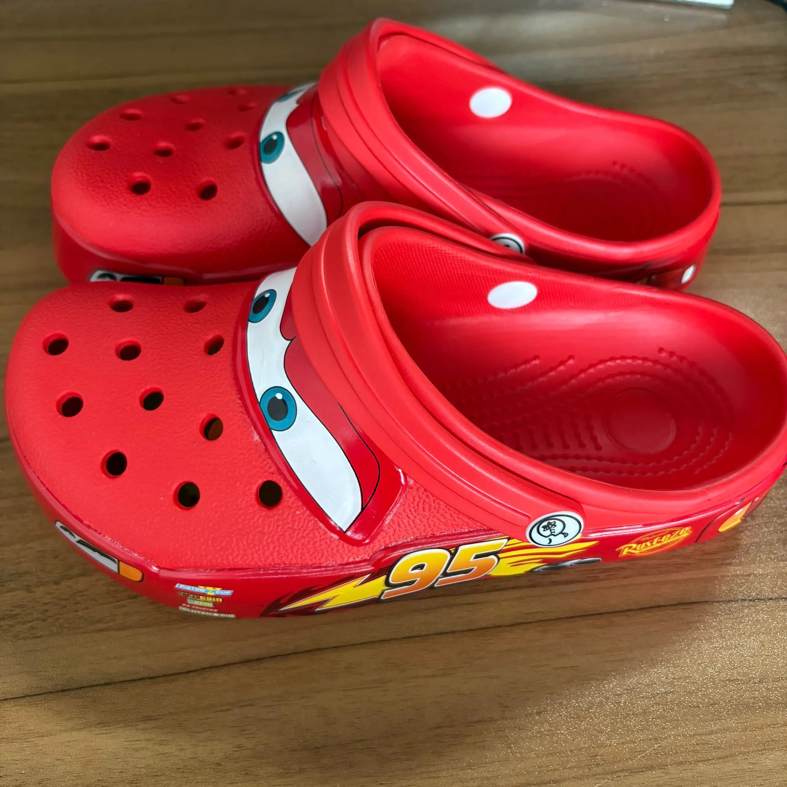 Crocs McQueen — Sandálias Waterproof Pixar Cars